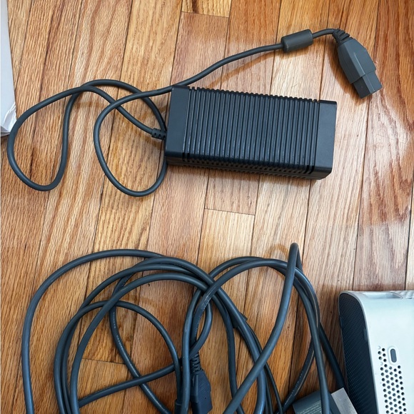 Xbox 360 Gaming Console - Picture 5 of 6